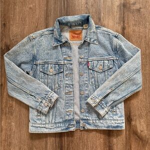 NWOT Levi’s Light Wash Trucker Jacket